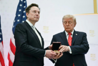 Donald Trump menyerahkan Medali Sains Nasional kepada Elon Musk dan pimpinan teknologi AS di Washington. Dok: Istimewa.