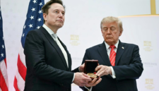 Donald Trump menyerahkan Medali Sains Nasional kepada Elon Musk dan pimpinan teknologi AS di Washington. Dok: Istimewa.