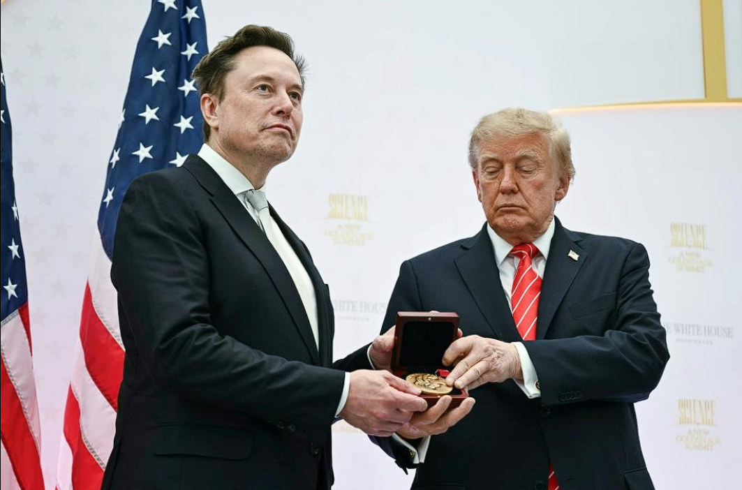 Donald Trump menyerahkan Medali Sains Nasional kepada Elon Musk dan pimpinan teknologi AS di Washington. Dok: Istimewa.