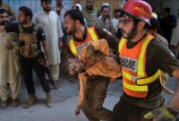 Atap sekolah swasta Al-Khair di Peshawar runtuh dan menewaskan sedikitnya 34 anak-anak serta seorang guru. Polisi menahan pemilik gedung. Dok: Istimewa.
