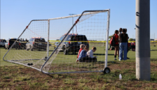 Truk pikap menerobos lapangan sepak bola di Wichita Kansas hingga menewaskan dua orang. Kepolisian melepaskan pengemudi tanpa dakwaan. Dok: Istimewa.