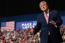 Donald Trump menggelar kampanye di Kansas dan memanfaatkan isu kerusuhan Prancis demi memenangkan Senator Roger Marshall pada Pemilu Sela AS. Dok: Istimewa.