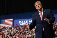 Donald Trump menggelar kampanye di Kansas dan memanfaatkan isu kerusuhan Prancis demi memenangkan Senator Roger Marshall pada Pemilu Sela AS. Dok: Istimewa.
