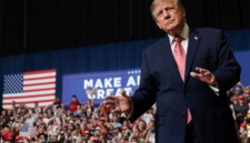 Donald Trump menggelar kampanye di Kansas dan memanfaatkan isu kerusuhan Prancis demi memenangkan Senator Roger Marshall pada Pemilu Sela AS. Dok: Istimewa.