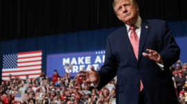 Donald Trump menggelar kampanye di Kansas dan memanfaatkan isu kerusuhan Prancis demi memenangkan Senator Roger Marshall pada Pemilu Sela AS. Dok: Istimewa.