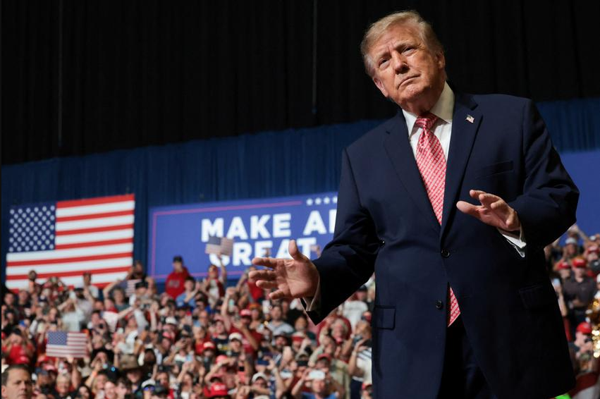 Donald Trump menggelar kampanye di Kansas dan memanfaatkan isu kerusuhan Prancis demi memenangkan Senator Roger Marshall pada Pemilu Sela AS. Dok: Istimewa.