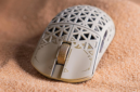 Attack Shark resmi merilis mouse gaming R5 Turbo dari bahan carbon fiber berbobot 43 gram dengan sensor PixArt 60.000 DPI dan polling rate 8.000 Hz. Dok: Istimewa.