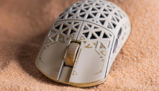 Attack Shark resmi merilis mouse gaming R5 Turbo dari bahan carbon fiber berbobot 43 gram dengan sensor PixArt 60.000 DPI dan polling rate 8.000 Hz. Dok: Istimewa.