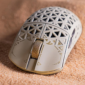 Attack Shark resmi merilis mouse gaming R5 Turbo dari bahan carbon fiber berbobot 43 gram dengan sensor PixArt 60.000 DPI dan polling rate 8.000 Hz. Dok: Istimewa.