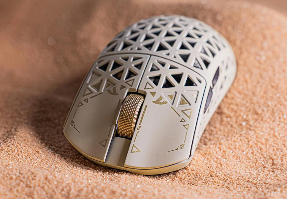 Attack Shark resmi merilis mouse gaming R5 Turbo dari bahan carbon fiber berbobot 43 gram dengan sensor PixArt 60.000 DPI dan polling rate 8.000 Hz. Dok: Istimewa.