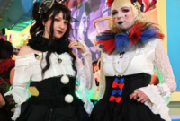 Tren busana Gothic Lolita Jepang kian populer di Eropa. Simak lonjakan penjualan Atelier Pierrot dan kemeriahan acara tea party di Berlin. Dok: Istimewa.