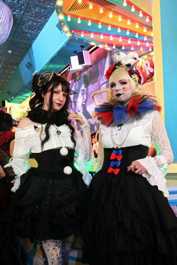 Tren busana Gothic Lolita Jepang kian populer di Eropa. Simak lonjakan penjualan Atelier Pierrot dan kemeriahan acara tea party di Berlin. Dok: Istimewa.