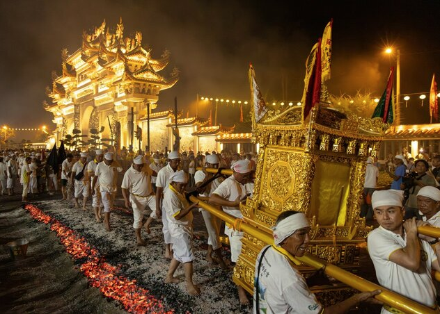 Festival Sembilan Dewa Kaisar berlangsung meriah di Asia Tenggara. Simak keunikan tradisi jalan bara api dan pola makan vegetarian. Dok: Istimewa.