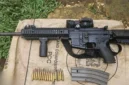 Senjata api laras panjang jenis Caracal beserta 17 butir amunisi kaliber 5,56 mm yang ditemukan tim gabungan Koops TNI Habema di Maybrat, Papua Barat Daya. (Posnews/Ist)

