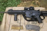Senjata api laras panjang jenis Caracal beserta 17 butir amunisi kaliber 5,56 mm yang ditemukan tim gabungan Koops TNI Habema di Maybrat, Papua Barat Daya. (Posnews/Ist)
