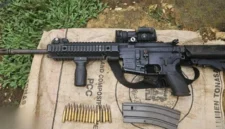 Senjata api laras panjang jenis Caracal beserta 17 butir amunisi kaliber 5,56 mm yang ditemukan tim gabungan Koops TNI Habema di Maybrat, Papua Barat Daya. (Posnews/Ist)