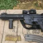 Senjata api laras panjang jenis Caracal beserta 17 butir amunisi kaliber 5,56 mm yang ditemukan tim gabungan Koops TNI Habema di Maybrat, Papua Barat Daya. (Posnews/Ist)
