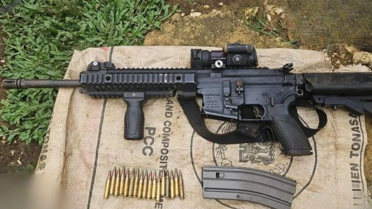 Senjata api laras panjang jenis Caracal beserta 17 butir amunisi kaliber 5,56 mm yang ditemukan tim gabungan Koops TNI Habema di Maybrat, Papua Barat Daya. (Posnews/Ist)
