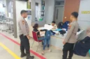 Seorang anak mendatangi Polsek Pontianak Barat untuk meminta pertolongan bagi ibunya yang diduga menjadi korban KDRT. (Posnews/Humas Polri)

