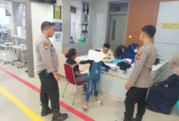 Seorang anak mendatangi Polsek Pontianak Barat untuk meminta pertolongan bagi ibunya yang diduga menjadi korban KDRT. (Posnews/Humas Polri)

