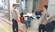 Seorang anak mendatangi Polsek Pontianak Barat untuk meminta pertolongan bagi ibunya yang diduga menjadi korban KDRT. (Posnews/Humas Polri)