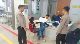 Seorang anak mendatangi Polsek Pontianak Barat untuk meminta pertolongan bagi ibunya yang diduga menjadi korban KDRT. (Posnews/Humas Polri)

