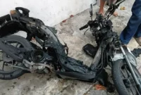 Sepeda motor terbakar setelah dua pria diduga hendak mencuri kendaraan warga di kawasan Koja, Jakarta Utara. (Posnews/Polsek Koja)


