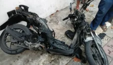 Sepeda motor terbakar setelah dua pria diduga hendak mencuri kendaraan warga di kawasan Koja, Jakarta Utara. (Posnews/Polsek Koja)