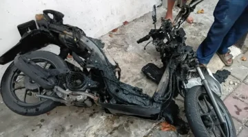 Sepeda motor terbakar setelah dua pria diduga hendak mencuri kendaraan warga di kawasan Koja, Jakarta Utara. (Posnews/Polsek Koja)

