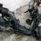 Sepeda motor terbakar setelah dua pria diduga hendak mencuri kendaraan warga di kawasan Koja, Jakarta Utara. (Posnews/Polsek Koja)

