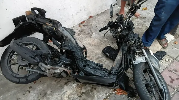 Sepeda motor terbakar setelah dua pria diduga hendak mencuri kendaraan warga di kawasan Koja, Jakarta Utara. (Posnews/Polsek Koja)

