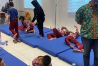 Siswa SDN 060870 Medan mendapatkan penanganan medis di RS Imelda setelah mengalami mual dan muntah usai menyantap menu MBG.
