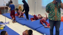 Siswa SDN 060870 Medan mendapatkan penanganan medis di RS Imelda setelah mengalami mual dan muntah usai menyantap menu MBG.
