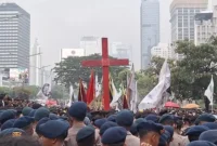 Suasana aksi demonstrasi di ruang publik yang menyoroti pentingnya menjaga kesucian simbol agama. (Ist)