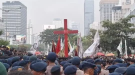 Suasana aksi demonstrasi di ruang publik yang menyoroti pentingnya menjaga kesucian simbol agama. (Ist)