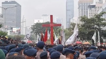 Suasana aksi demonstrasi di ruang publik yang menyoroti pentingnya menjaga kesucian simbol agama. (Ist)