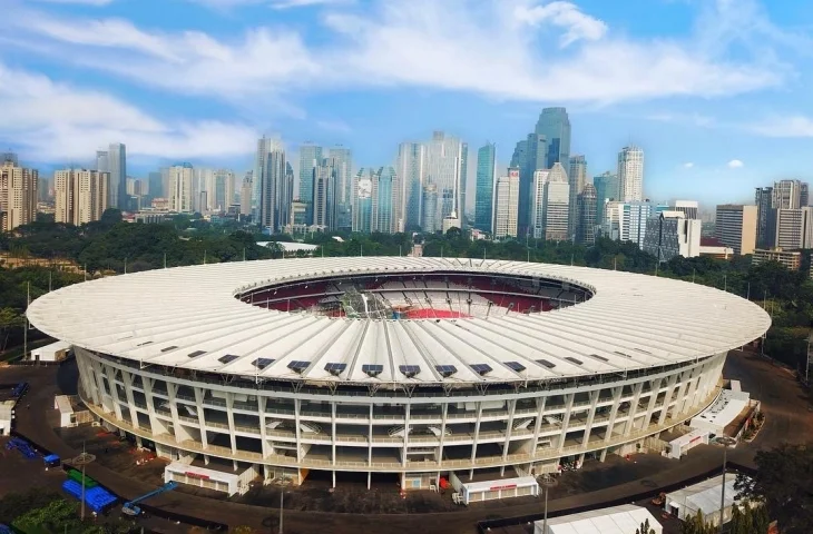 Suasana kawasan Stadion Utama Gelora Bung Karno menjelang final Indonesia vs Thailand FIFA ASEAN Cup 2026
