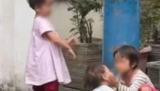 Tiga bocah di Pisangan Timur yang viral dan mendapat perhatian Dinsos DKI Jakarta.
