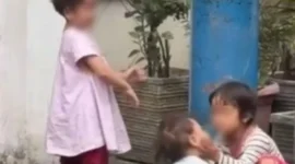 Tiga bocah di Pisangan Timur yang viral dan mendapat perhatian Dinsos DKI Jakarta.
