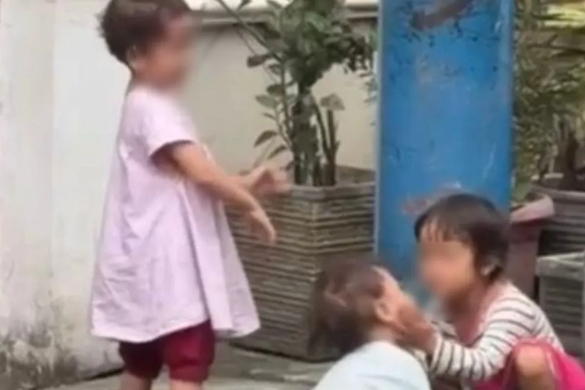 Tiga bocah di Pisangan Timur yang viral dan mendapat perhatian Dinsos DKI Jakarta.

