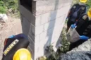 Tim Labfor Polda Jatim memeriksa tungku api di rumah Jalan Kunir, Kota Madiun, terkait kasus dugaan pembunuhan ibu dan anak.
