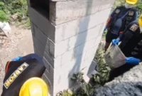 Tim Labfor Polda Jatim memeriksa tungku api di rumah Jalan Kunir, Kota Madiun, terkait kasus dugaan pembunuhan ibu dan anak.