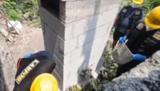 Tim Labfor Polda Jatim memeriksa tungku api di rumah Jalan Kunir, Kota Madiun, terkait kasus dugaan pembunuhan ibu dan anak.
