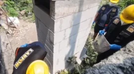 Tim Labfor Polda Jatim memeriksa tungku api di rumah Jalan Kunir, Kota Madiun, terkait kasus dugaan pembunuhan ibu dan anak.
