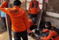 Tim SAR gabungan berupaya mengevakuasi Deni yang tertimbun longsor saat menggali sumur sedalam 15 meter di Malingping, Kabupaten Lebak, Banten. (Posnews/Ist)
