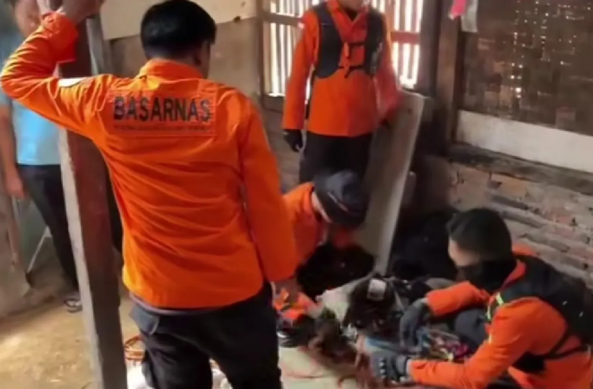 Tim SAR gabungan berupaya mengevakuasi Deni yang tertimbun longsor saat menggali sumur sedalam 15 meter di Malingping, Kabupaten Lebak, Banten. (Posnews/Ist)
