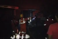 Tim SAR gabungan mengevakuasi ibu dan anak yang terjebak asap kebakaran di Desa Jelutung II, Bangka Selatan. (Posnews/Basarnas)
