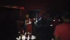 Tim SAR gabungan mengevakuasi ibu dan anak yang terjebak asap kebakaran di Desa Jelutung II, Bangka Selatan. (Posnews/Basarnas)