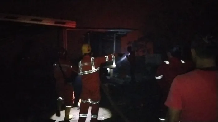 Tim SAR gabungan mengevakuasi ibu dan anak yang terjebak asap kebakaran di Desa Jelutung II, Bangka Selatan. (Posnews/Basarnas)
