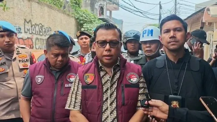 Tim gabungan Bareskrim Polri dan Polda Metro Jaya menggelar penggerebekan narkoba di Kampung Ambon dan Kampung Boncos, Jakarta Barat, Jumat 9 Oktober 2026. (Posnews/Humas Polri)
